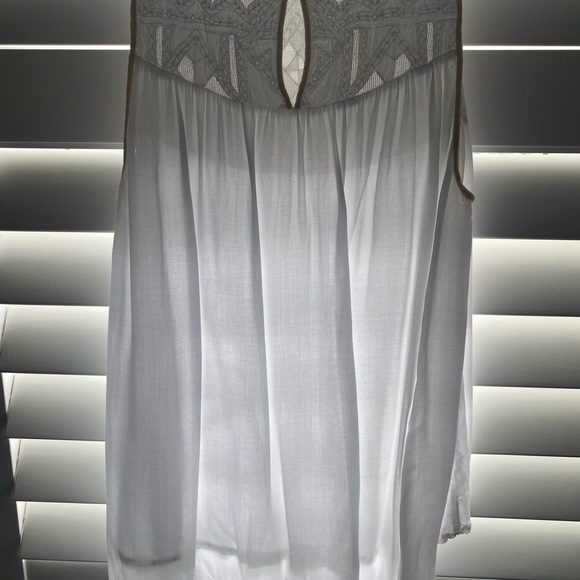 XS Wilfred Eclator Sleeveless Blouse. Excellent condition. From Aritzia. - Picture 3 of 3